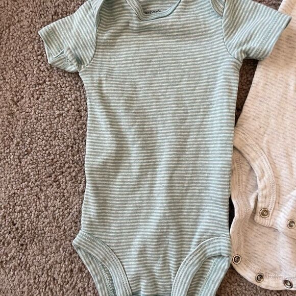 3 pack 3M boys onesie NWOt carters pack different prints on each one - Picture 4 of 5
